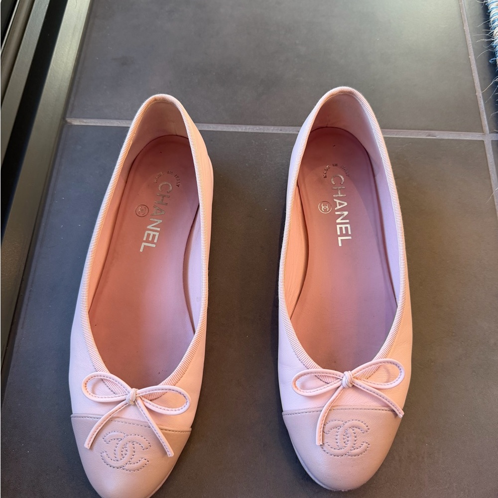 CHANEL Blush Pink Leather Ballet Flats with Bow & CC Logo - Picture 3 of 7